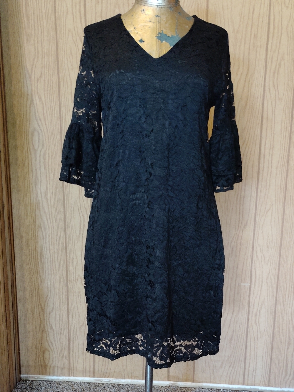 Belongsci Classic Black Knee Length Lace Shift Occasion Dress - 3/4 Bell Sleeves